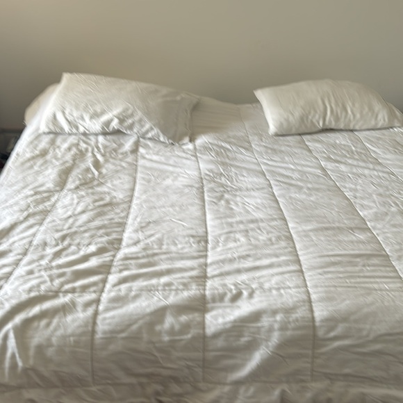 White charter Club Comforter Queen size . Great condition